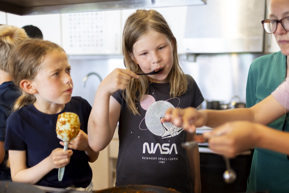 Bugging Denmark undervisning I madlavning med melorme, Skolen pÂ Islands Brygge, 18/6 2021.

© Thomas Arnbo

Photojournalist
Stationsvej 8, 1.
2791 Drag¯r
Denmark

Ph: +45 307 307 47
Email: thomas@arnbo.dk
Web: www.erhvervsfotos.dk